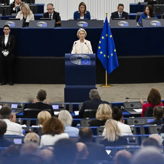 Politico: Η Φον ντερ Λάιεν έκανε διάγνωση της ενεργειακής «ασθένειας» της Ευρώπης χωρίς να δώσει τη θεραπεία