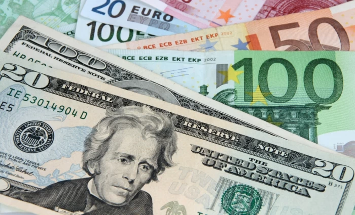 Ευρώ: Νέα πίεση από πετρέλαιο και Fed – Υποχωρεί σε χαμηλό δύο εβδομάδων έναντι του δολαρίου