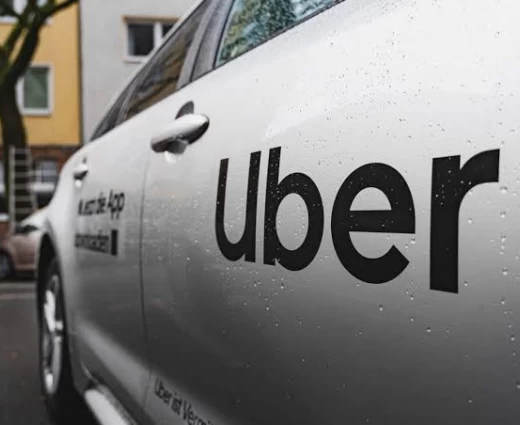 Uber: Απολύει 3.300 εργαζόμενους παγκοσμίως και βάζει τέλος στην τηλεργασία