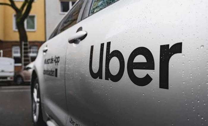 Uber: Απολύει 3.300 εργαζόμενους παγκοσμίως και βάζει τέλος στην τηλεργασία