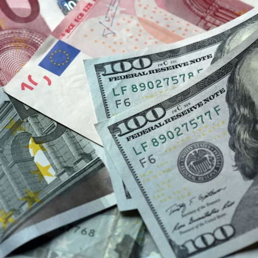 Δολάριο: Οδεύει προς τη μεγαλύτερη άνοδο εδώ και 14 μήνες έναντι του ευρώ