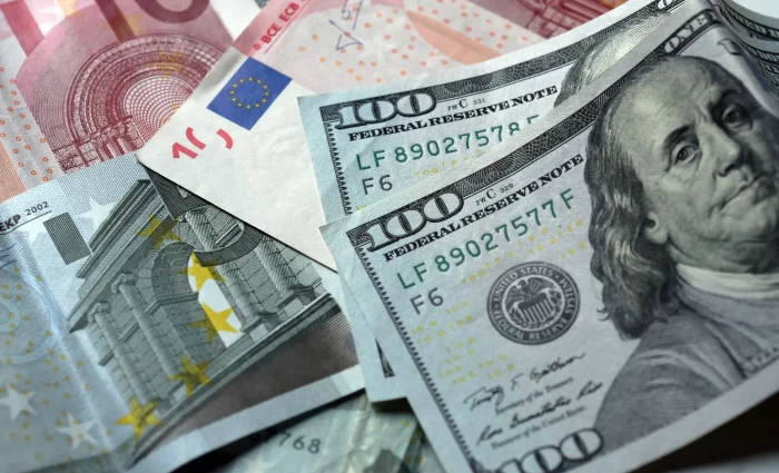 Δολάριο: Οδεύει προς τη μεγαλύτερη άνοδο εδώ και 14 μήνες έναντι του ευρώ