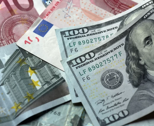 Δολάριο: Οδεύει προς τη μεγαλύτερη άνοδο εδώ και 14 μήνες έναντι του ευρώ