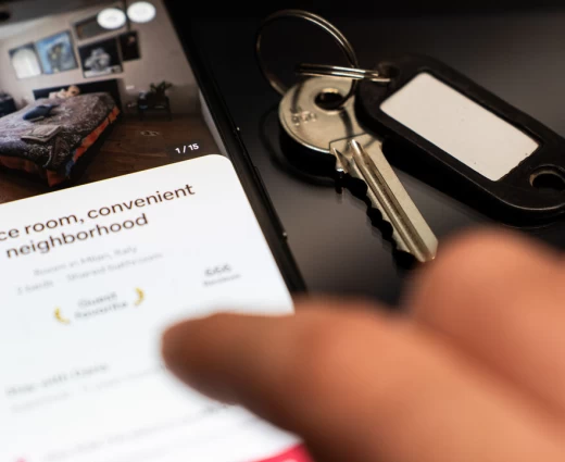 Η ΕΕ βάζει «φρένο» στα airbnb σε τουριστικούς προορισμούς