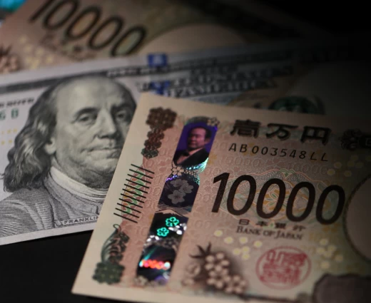 ΗΠΑ: Νέα πίεση στο δολάριο – Η Fed, το ράλι του γιεν και οι φόβοι για την αμερικανική οικονομία αλλάζουν το σκηνικό